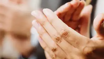 Applaudierende Hände von Geschäftsleuten