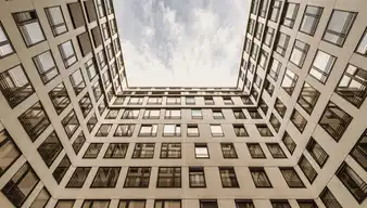 Außenfassade von einem Gebäude mit vielen großen Fenstern 