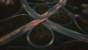 Viele kurvige Straßen die sich überkreuzen 