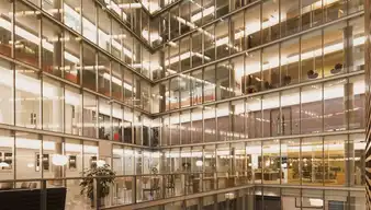 Glasfassade von einem Bürogebäude