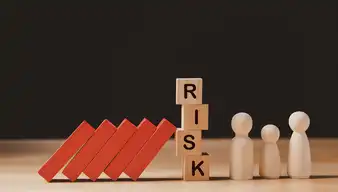 Eine Mauer in der Mitte die Risk abbildet, die die roten Steine auf der linken Seite aufhält auf die Modellmännchen auf der anderen Seite zu fallen. 