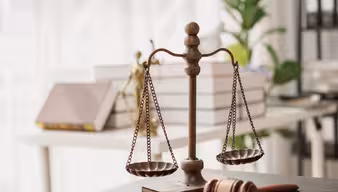 Waage und Hammer auf Schreibtisch