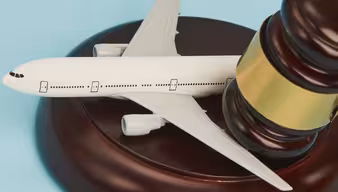 Flugzeug und Richterhammer