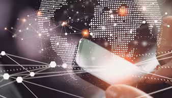 Person mit Handy und Laptop surft im Internet, innovativer Technologiehintergrund