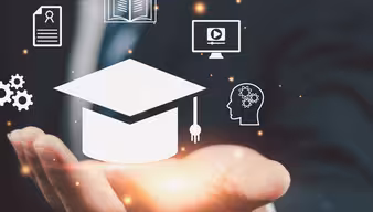 Absolventenkappe in Hand