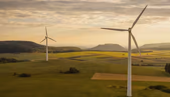 Windräder in Landschaft