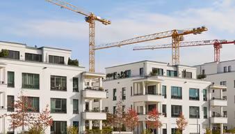 Gebäudekomplex mit Kränen