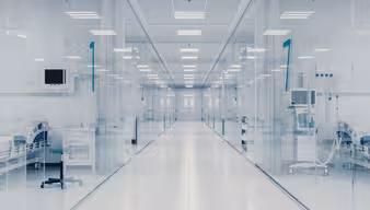 Blick auf den Flur einer Gesundheitseinrichtung mit Zimmern auf beiden Seiten