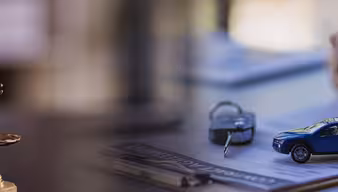 Vertragsunterzeichnung mit Autoschlüsseln und Auto