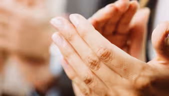 Applaudierende Hände von Geschäftsleuten