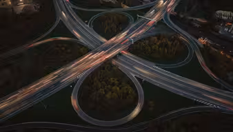 Viele kurvige Straßen die sich überkreuzen 