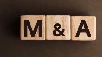 Zwei Holzblöcke mit M&A