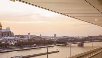 Terrasse des GÖRG-Büros Köln mit Blick auf Rhein und Dom