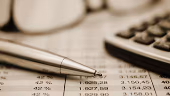 Unterlagen mit Finanzen, Stift und Taschenrechner 