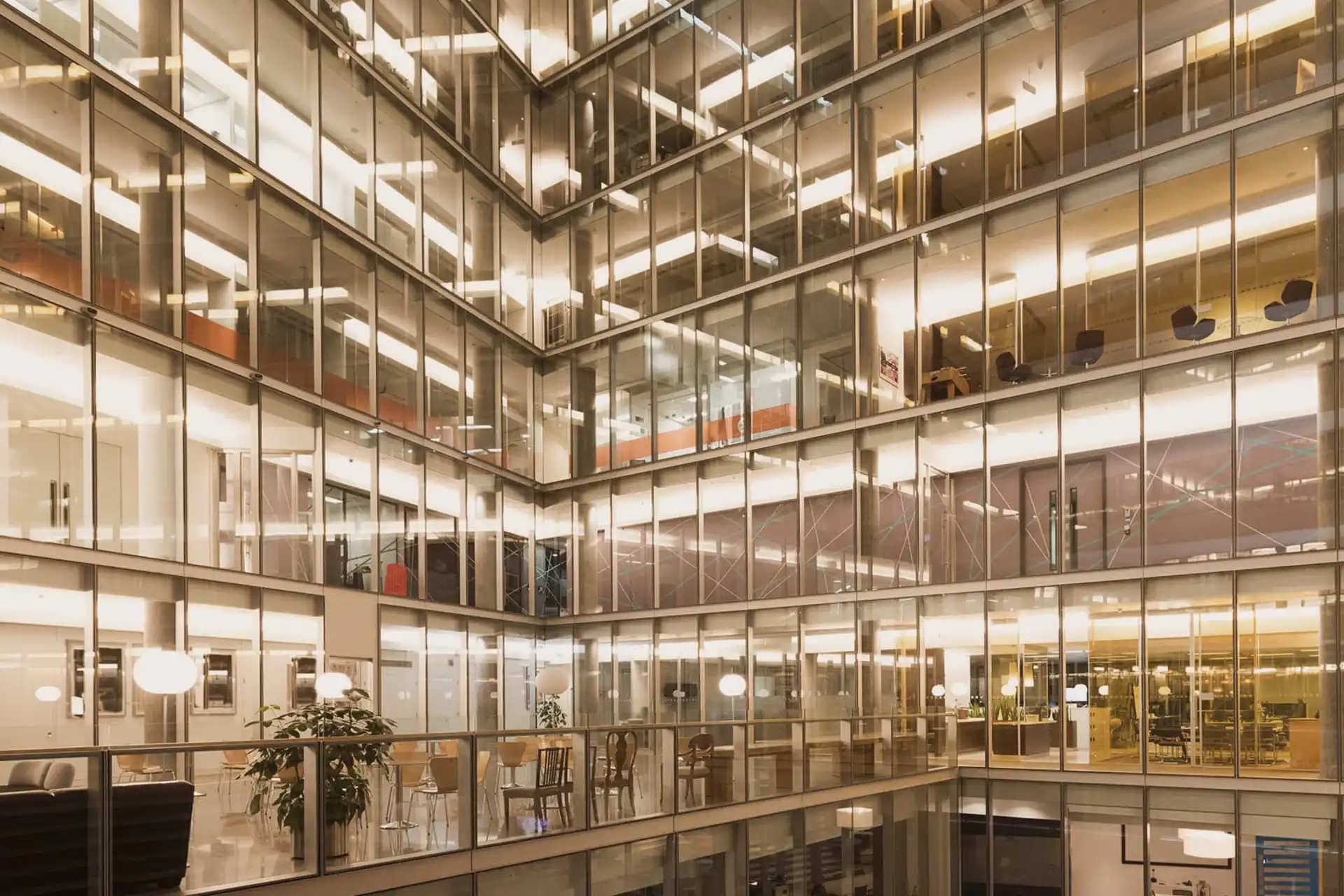 Glasfassade von einem Bürogebäude