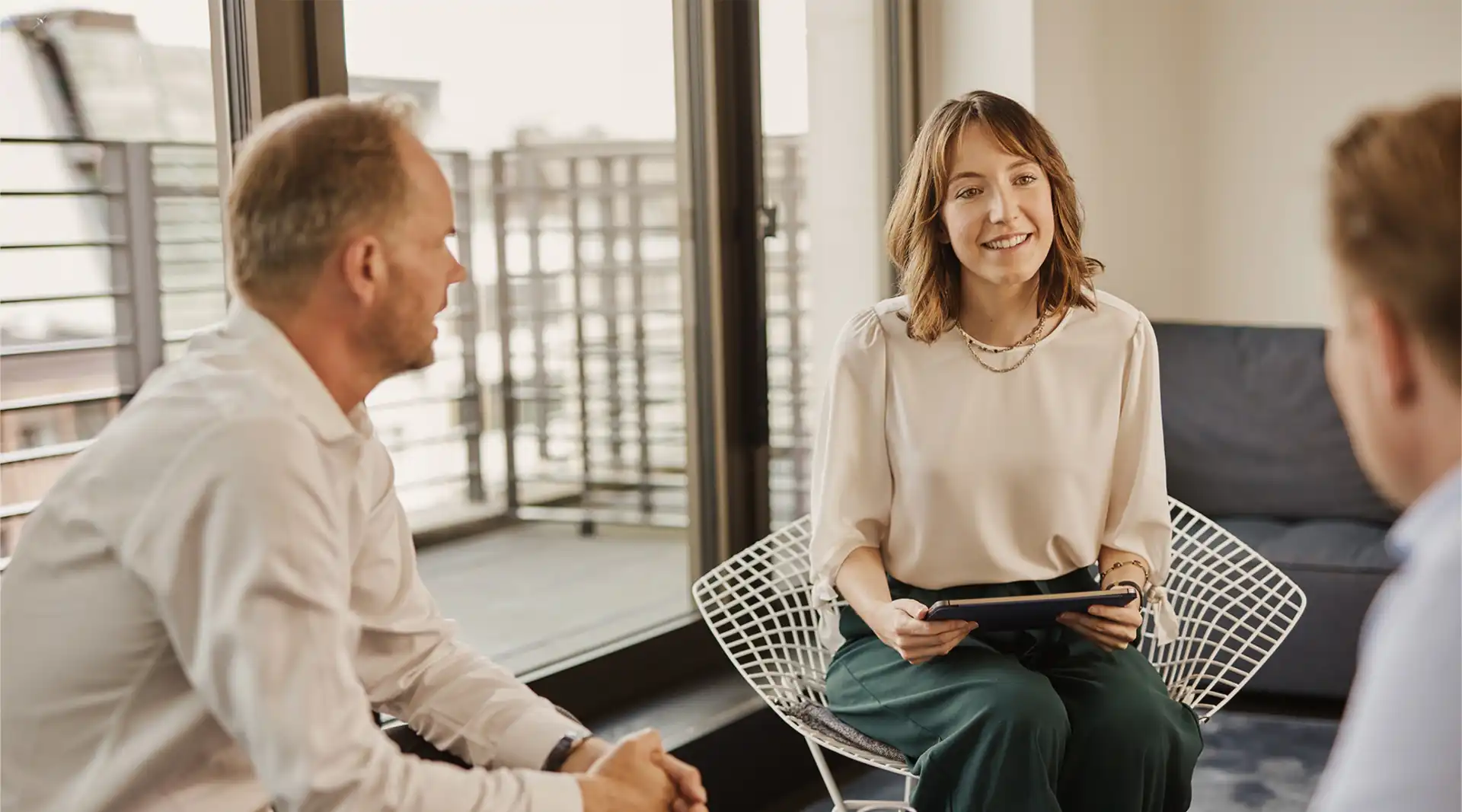 Kollege und Kollegin in einem Gespräch