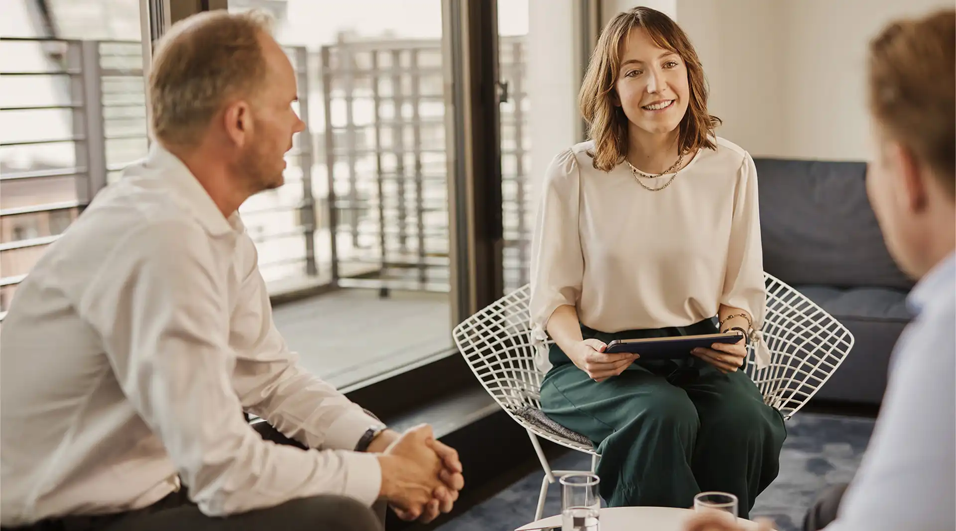 EIne Frau erklärt etwas
